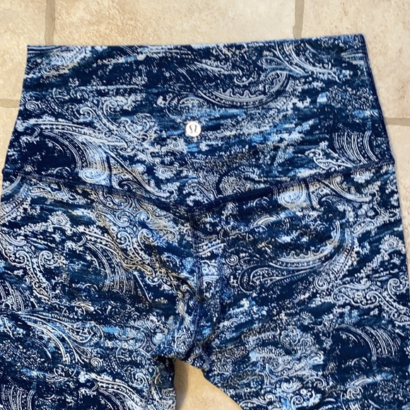 Lululemon 28” aligns paisley print - Picture 4 of 6